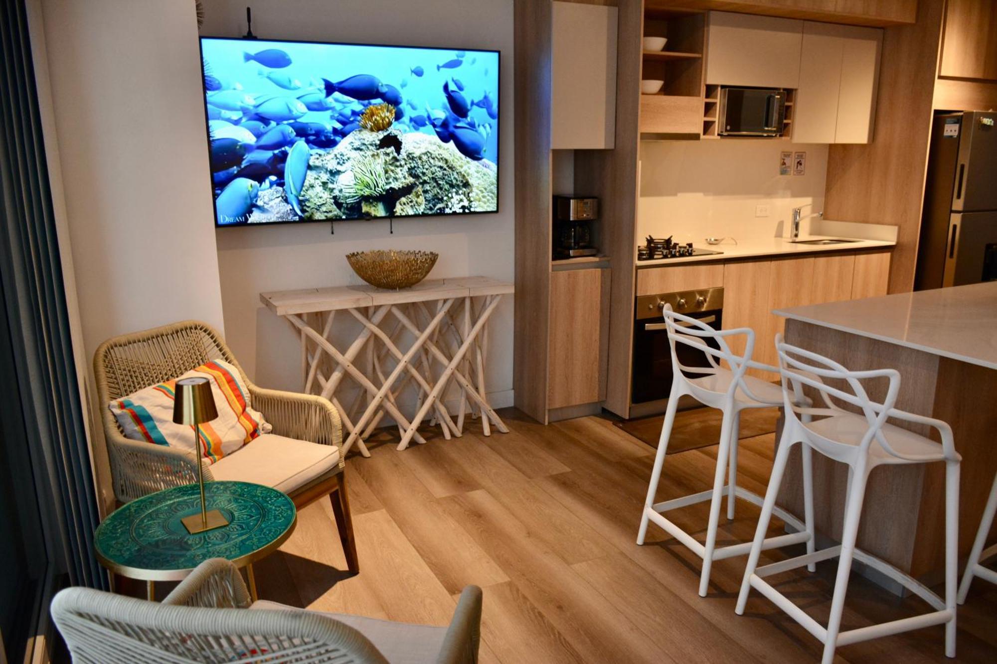 Modern New 3 Bedroom 5min To Shops Restaurants 公寓 *