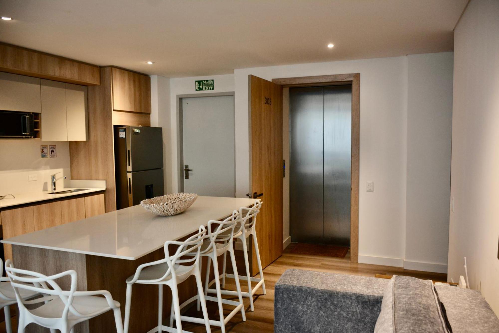 Modern New 3 Bedroom 5min To Shops Restaurants 公寓